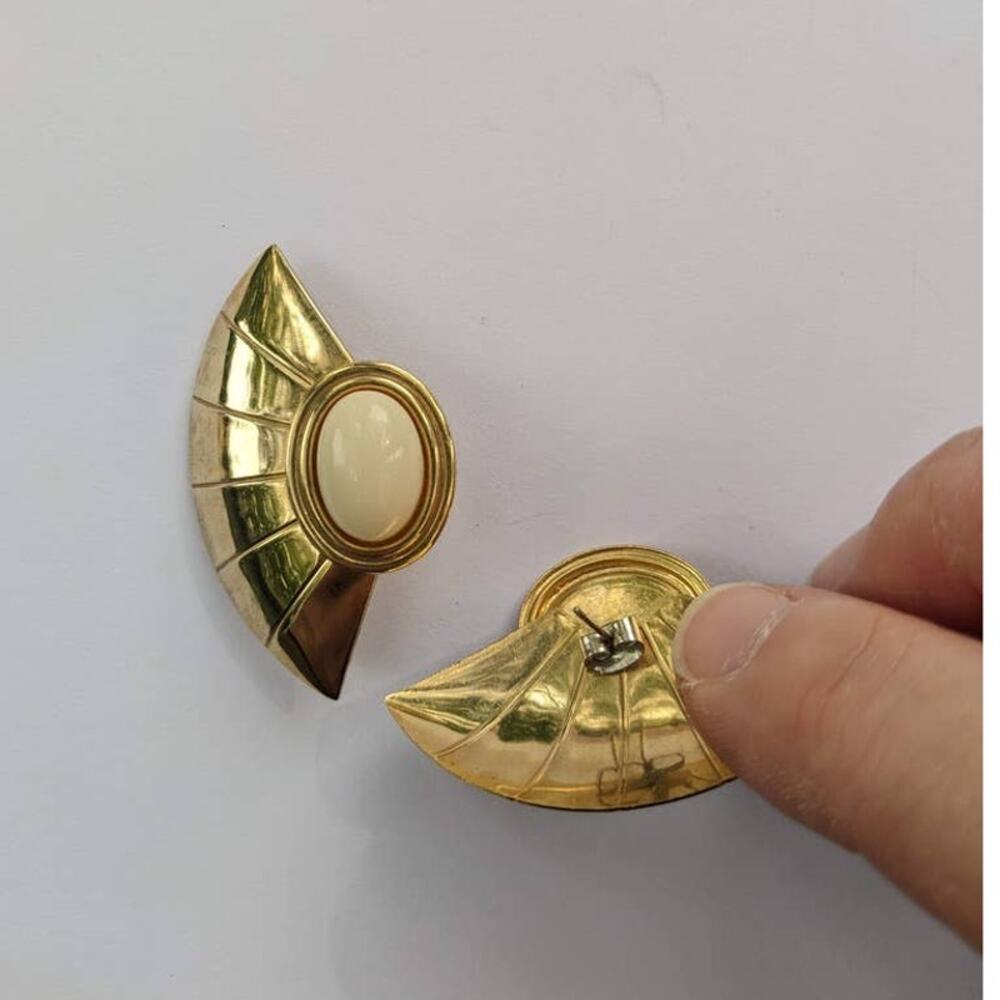 Golden fan pale cabochon 80s style post earrings - Picture 6 of 6